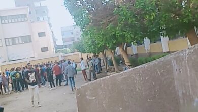Photo of بدون تباعد.. عودة الدراسة في بعض مدارس نجع حمادي