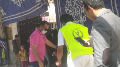 Photo of رجال الأمن يساعدون مسنة علي كرسي متحرك لتدلي بصوتها فى قنا
