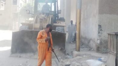 Photo of تحت حرارة ٤٥درجة .. عمال “أبوتشت” ينظفون الشوارع