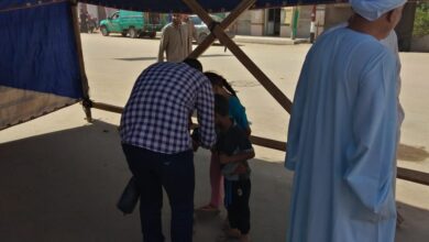 Photo of أطفال يتسولون أمام اللجان بنقادة