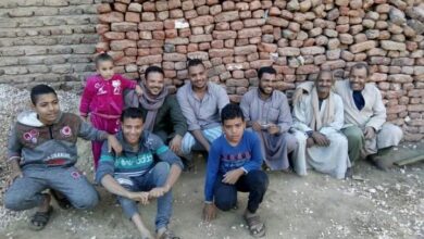 Photo of أقباط يشاركون عمال بناء مدرسة قرآن بنقادة بتقديم الطعام