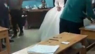 Photo of فيديو ..بفستان الزفاف.. عروس تدلي بصوتها داخل أحد لجان مدينة قنا