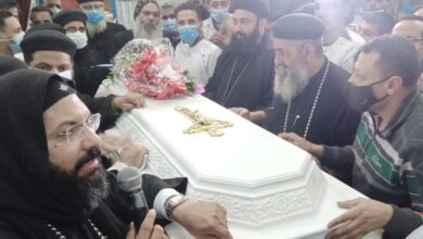 Photo of أقباط ومسلمون يشيعون جثمان كاهن كنيسة رئيس الملائكة بدشنا