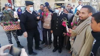 Photo of بـ”الحلوى والورود” الأجهزة الأمنية بقوص تحتفل بعيد الشرطة