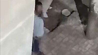 Photo of بالفيديو.. طالبات يستغثن من شاب يقوم بأفعال منافية للآداب بمنطقة المساكن في قنا