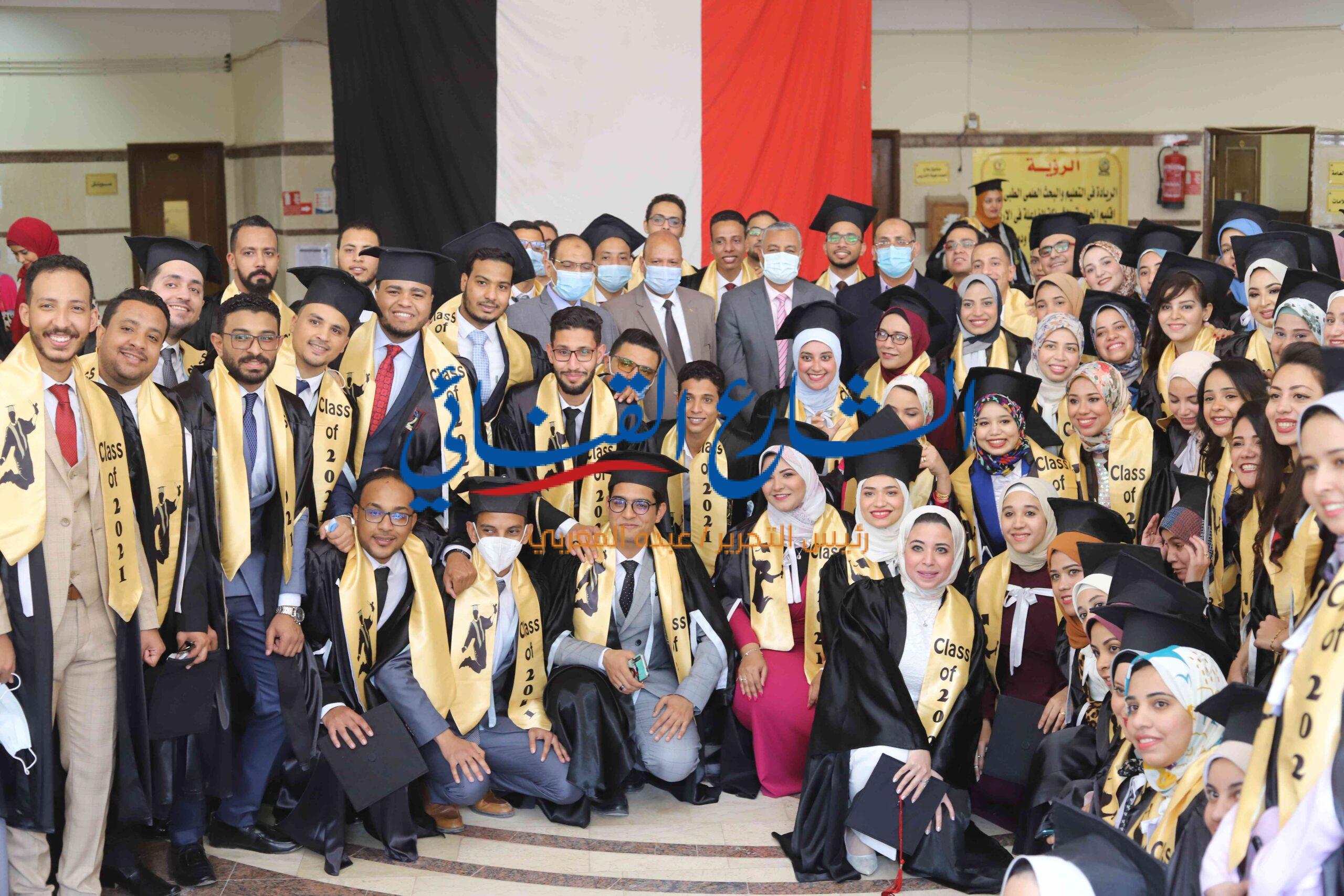 Photo of رئيس جامعة جنوب الوادي يشهد حفل تخريج الدفعة السابعة لكلية طب قنا