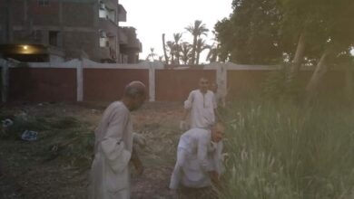 Photo of “فيها حاجة حلوة”.. مدير ومعلمون يساعدون عامل وحيد في تنظيف مدرسة بقنا