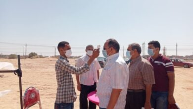Photo of بالكمامات وجهاز قياس الحرارة.. توزيع قطع الأراضى لبعض المستفيدين بمدينة الأمل