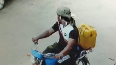 Photo of أمسك متحرش.. قائد دراجة نارية يثير الذعر للفتيات في أحد شوارع قوص