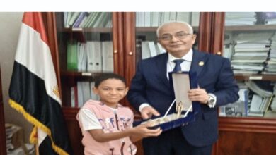 Photo of نائب وزير التربية والتعليم يكرم طفل نقادة العبقرى في الرياضيات
