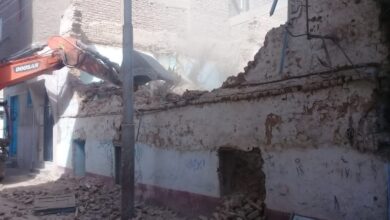 Photo of إزالة منزل آيل للسقوط بمنطقة “الزبيدى” فى مدينة قنا