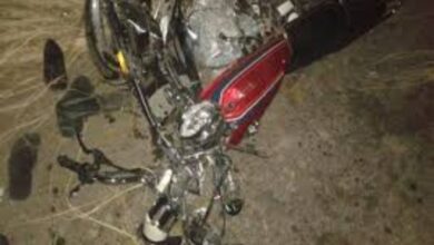 Photo of إصابة 3 أشخاص بينهم طفل في حادث تصادم دراجة نارية في أبوتشت