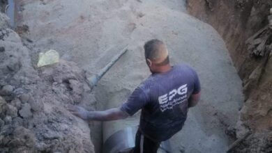 Photo of الانتهاء من إصلاح كسر خط مياه رئيسي بمدخل مدينة أبوتشت