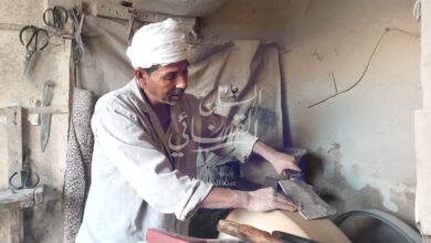 Photo of العم “مسعد” أشهر سنّان سكاكين بفرشوط.. 30 عامًا في المهنة.. فيديو