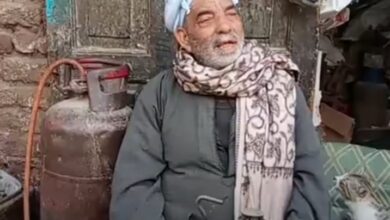 Photo of 35 عاماً في الصنعة.. ”العم عزالدين“ أقدم صنايعي لحام معادن في فرشوط