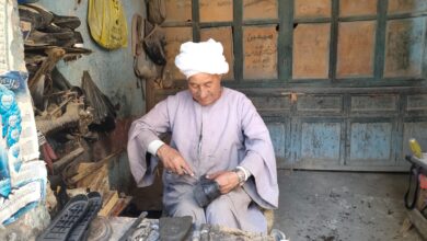 Photo of صور| حكاية “العم شعبان” أقدم إسكافي في دشنا: بشتغلها من 45 سنة ونفسي أحج
