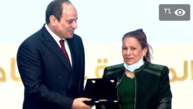 Photo of الرئيس يكرم ابنة نجع حمادي الفائزة بمسابقة الأمهات المثاليات