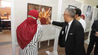 Photo of رئيس جامعة جنوب الوادى يفتتح معرضاً للفنون التشكيلية