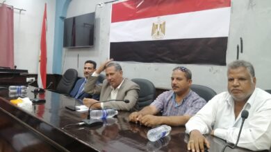 Photo of لبحث مشاكل القرى.. رئيس مدينة قوص يلتقي بالعمد والمشايخ