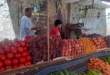 Photo of الطماطم ب 5 والعنب ب10.. تعرف على أسعار الخضروات والفاكهة بأسواق قوص