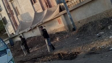 Photo of صور| تكثيف أمني بمحيط مستشفى أبوتشت بعد نقل جثة قاتل العقيد محمد جمال