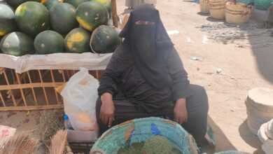 Photo of “أم عز ” بائعة الملوخية في سوق الوقف :” بربي اولادي بالحلال”.. صور