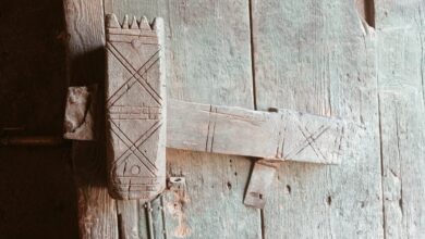Photo of “البوابات الخشبية” تجسد حكايات الجمال المعماري القديم في الوقف