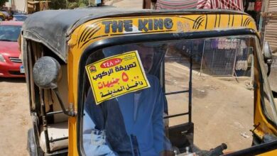 Photo of “محلية فرشوط” تضع ملصقات تعريفة ركوب “توك توك”