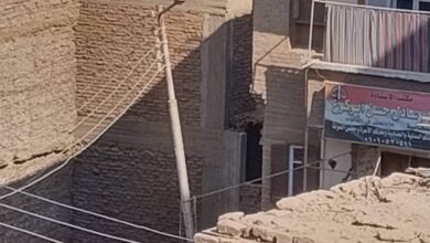 Photo of عمود إنارة مائل وسط كتلة سكنية يهدد حياة الأهالي في قفط