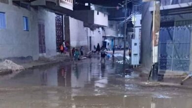 Photo of بالصور.. كسر ماسورة مياه تتسبب في غرق شوارع إحدى قرى أبوتشت