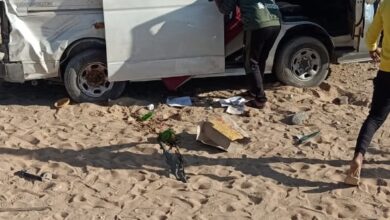 Photo of انقـلاب سيارة ميكروباص على الطريق الصحراوي بقنا وإصابة 15 شخصا