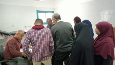 Photo of إحالة 8 عمال وأطباء للتحقيق لتغيبهم عن العمل في أبومناع غرب بدشنا