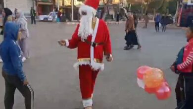 Photo of “بابا نويل” يجوب شوارع مدينة قنا ويوزع هدايا على الأطفال