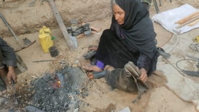 Photo of “نافخة الكير”.. “سميرة” تنفخ في النار لتساعد زوجها لكسب لقمة العيش في المراشدة