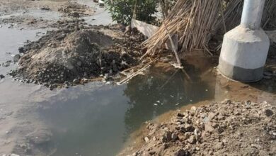 Photo of كسر خط مياه أسفل أعمدة الإنارة بقرية المقربية يعرض حياة المارة للخطر