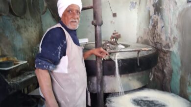 Photo of صور |الحاج ربيع 40 عاما في صناعة وبيع الكنافة في قوص ” كان الكيلو بـ40 قرشا”