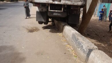 Photo of بدون إصابات..اصطدام سيارة جامبو بعمود إنارة والرصيف بكوبري المخزن في قوص