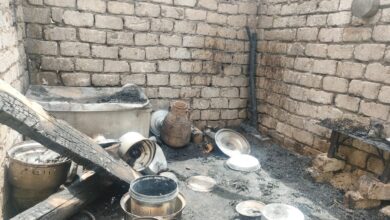Photo of النيران تطرد أسرة بسيطة في الشارع بعد أن دمرت منزلهم بالمراشدة.. ومطالب بإعادة إعماره