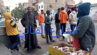 Photo of على مدار الشهر المبارك.. شباب بـ”هوّ” في نجع حمادي يوزعون العصائر والتمر على الصائمين