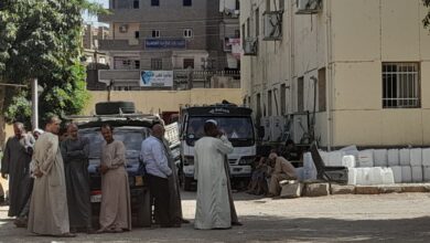 Photo of أهالي ضحايا المنزل المنهار بالترامسة ينتظرون أمام مشرحة “قنا العام” لاستلام الجثامين