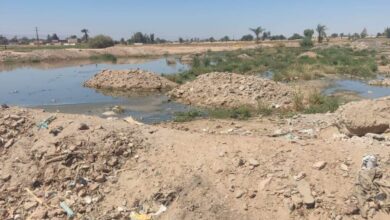 Photo of شكاوي من تراكم القمامة والمخلفات وتفريغ مياه الصرف في نجع سندل بالعليقات