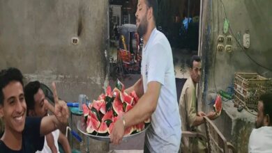 Photo of صاحب مقهى يوزع شرائح البطيخ على زبائنه بعد فوز الأهلي بالمراشدة