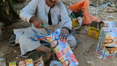 Photo of صور|| ” جمال”60 عاما في صناعة ألواح الصاج مترجلا على قدميه في الشوارع